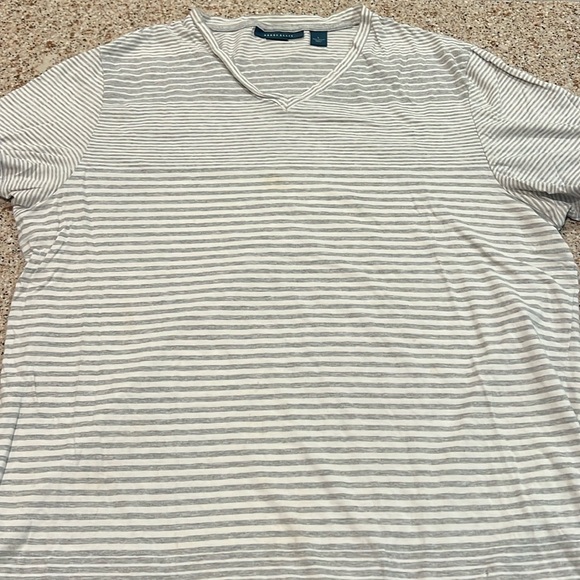 Men’s Perry Ellis Vneck Tee - Picture 2 of 5
